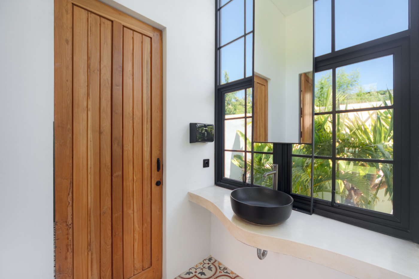 Ensuite bathroom with teak door and jungle view